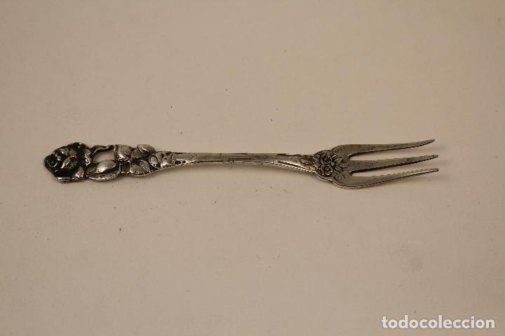 Antig&uuml;edades: tenedor de postre en plata maciza de ley 925 - Foto 1