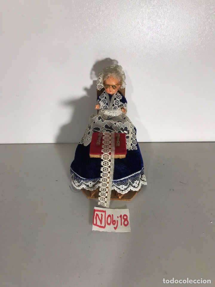 Antig&uuml;edades: Mu&ntilde;eca echa a mano de trapo abuela en silla - Foto 1