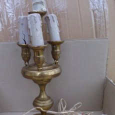 Antigüedades: LAMPARA DE CANDELABRO PARA 4 BOMBILLAS DE BRONCE O METAL . Lote 191806903