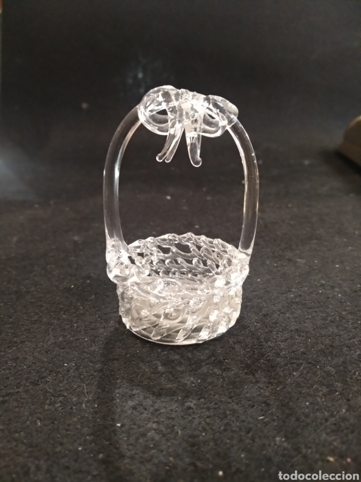 Antig&uuml;edades: Cesta de cristal en miniatura. 6cm de alto