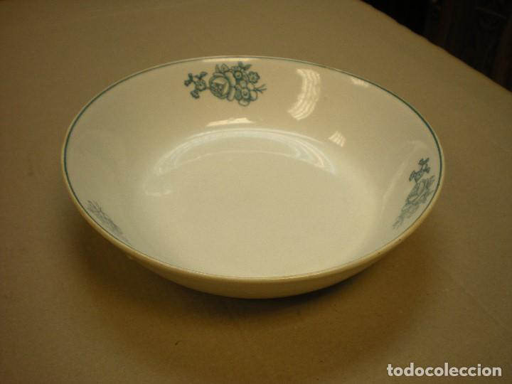 Antig&uuml;edades: FUENTE CIRCULAR EN PORCELANA, PINTADA A MANO D23CM H5,5CM