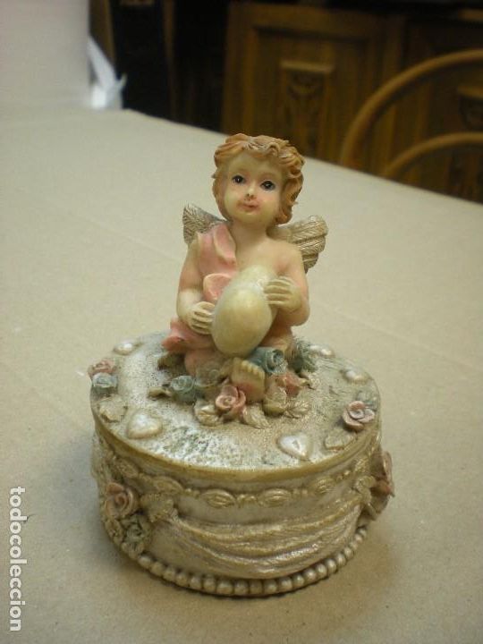Antig&uuml;edades: PEQUE&Ntilde;O JOYERO EN RESINA CON ANGELITO Y FLORES, D7CM H9CM