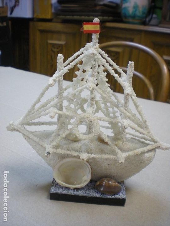 Antig&uuml;edades: BARCO HECHO CON CONCHAS BA&Ntilde;ADA EN ARENA 18X19X5CM