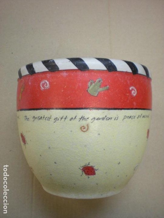 Antig&uuml;edades: TIESTO HECHO EN CERAMICA, PINTADO A MANO CON TEXTO: THE GREATEST GIFT OF THE GARDEN IS PEACE OF MIND
