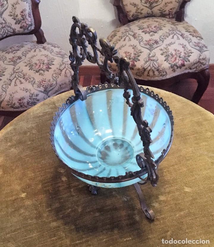 Antiguidades: CENTRO CRISTAL SOPLADO OPALINO AZULY BRONCE, MALLORQUIN, SIGLO XIX.