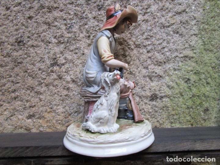 Antig&uuml;edades: FIGURA DECORATIVA ' GALOS ', NI&Ntilde;O CAZADOR CAZA, PINTADA A MANO, NUMERADA 1.5KG + INFO