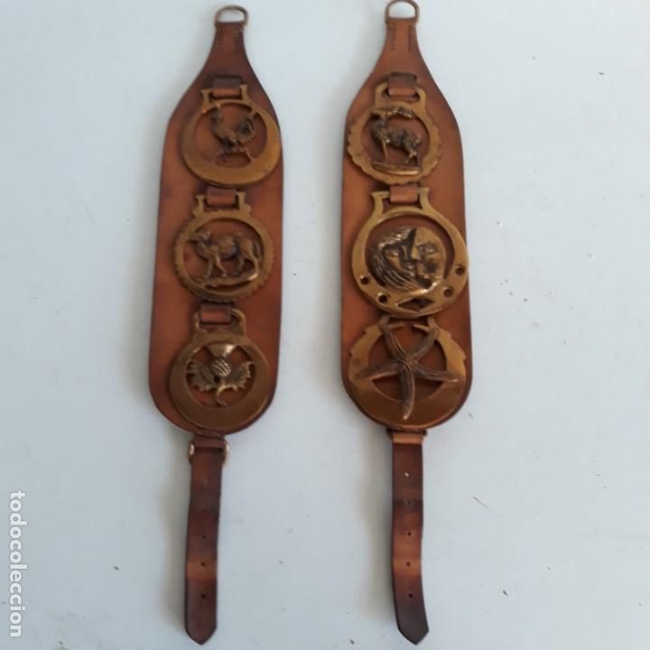 Antig&uuml;edades: Pareja de adornos de bronce y cuero - Foto 1