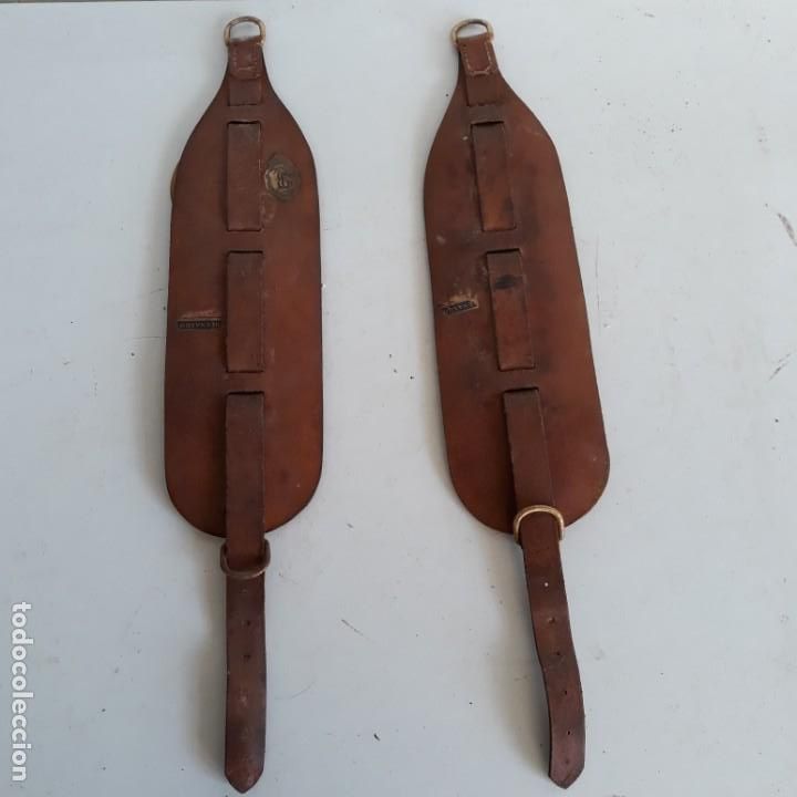 Antig&uuml;edades: Pareja de adornos de bronce y cuero - Foto 2