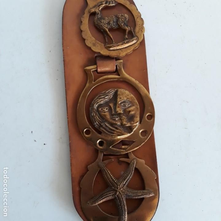Antig&uuml;edades: Pareja de adornos de bronce y cuero - Foto 3