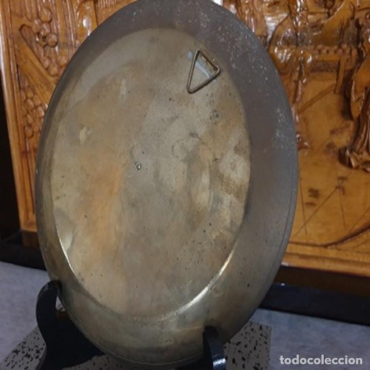 Antig&uuml;edades: PLATO DE LAT&Oacute;N CON DIBUJOS - Foto 2