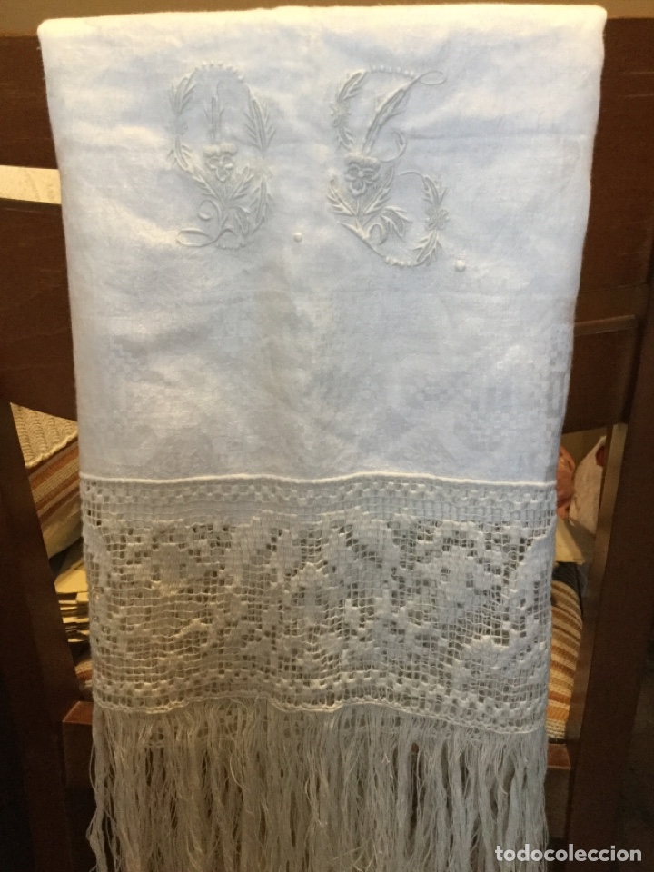 Oggetti Antichi: PRECIOSA TOALLA MUY ANTIGUA-DAMASCO DE LINO Y SEDA -BORDADA-ENCAJE Y FLECOS