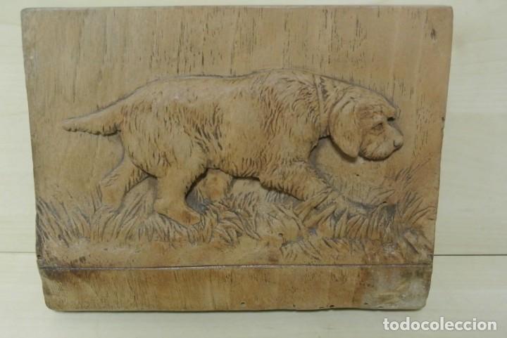 Antiguidades: TABLA TALLADA , PERRO