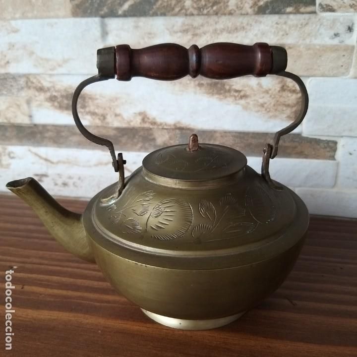 Antig&uuml;edades: TETERA HINDU ANTIGUA BRONCE MARTILLADA Y MANGO DE MADERA - Foto 1