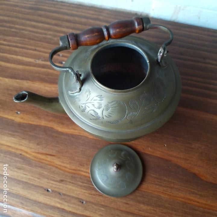 Antig&uuml;edades: TETERA HINDU ANTIGUA BRONCE MARTILLADA Y MANGO DE MADERA - Foto 3