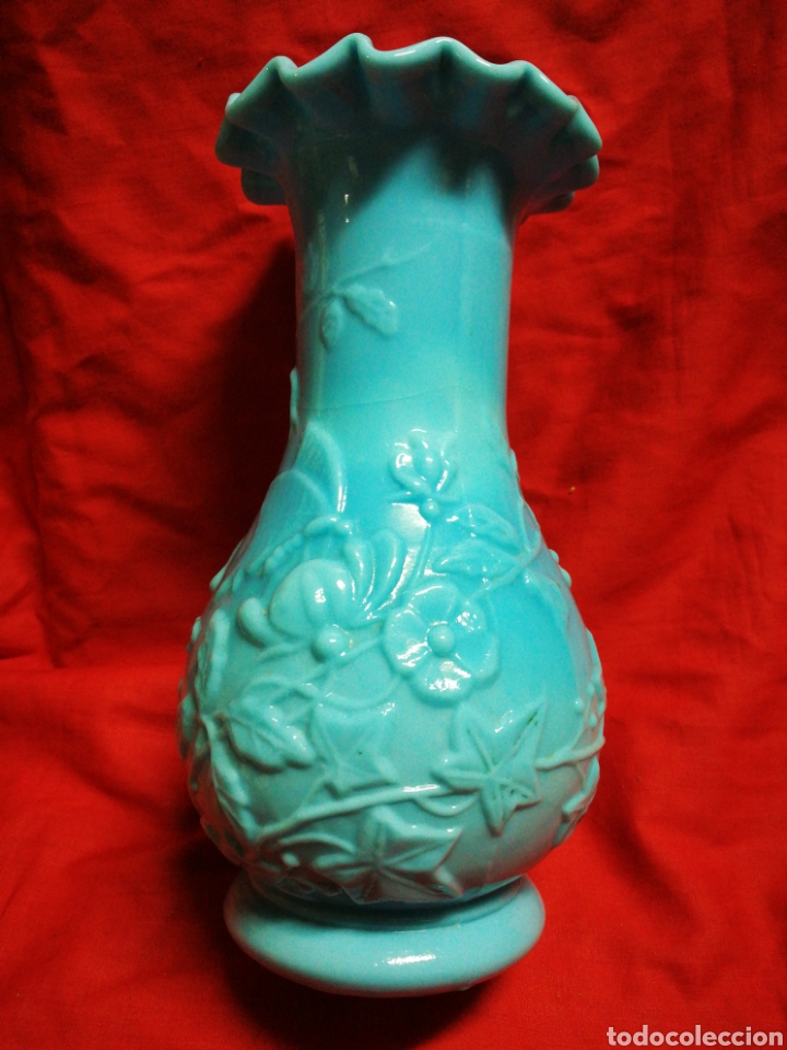 Antiques: ANTIGUO JARR&Oacute;N FLORERO CRISTAL DE OPALINA AZUL CON MOTIVOS FLORALES EN RELIEVE. 21CM.