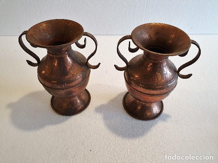 Antig&uuml;edades: PAREJA DE JARRONES DE COBRE - Foto 2