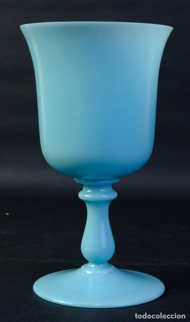 Antig&uuml;edades: Copa en opalina azul siglo XX - Foto 1