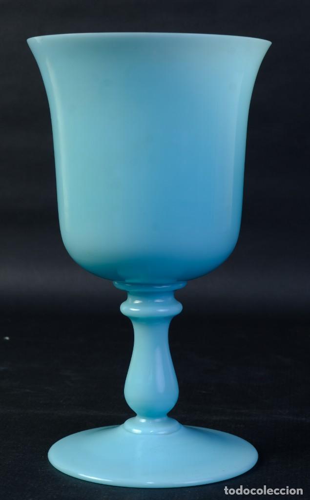 Antig&uuml;edades: Copa en opalina azul siglo XX - Foto 2