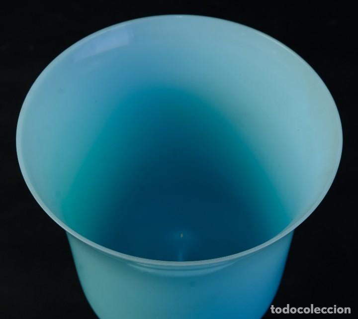Antig&uuml;edades: Copa en opalina azul siglo XX - Foto 3