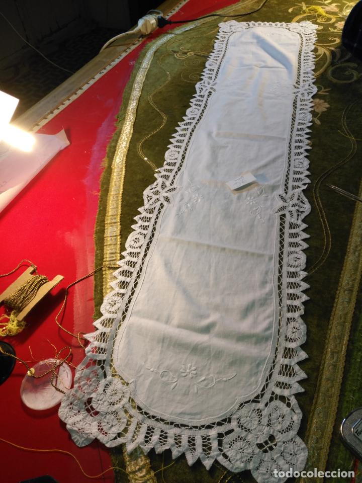 Antigüedades: 133x32 tapete sudario bordado pañuelo encaje puntilla filtire 100x100 algodon ideal virgen - Foto 1 - 192386146