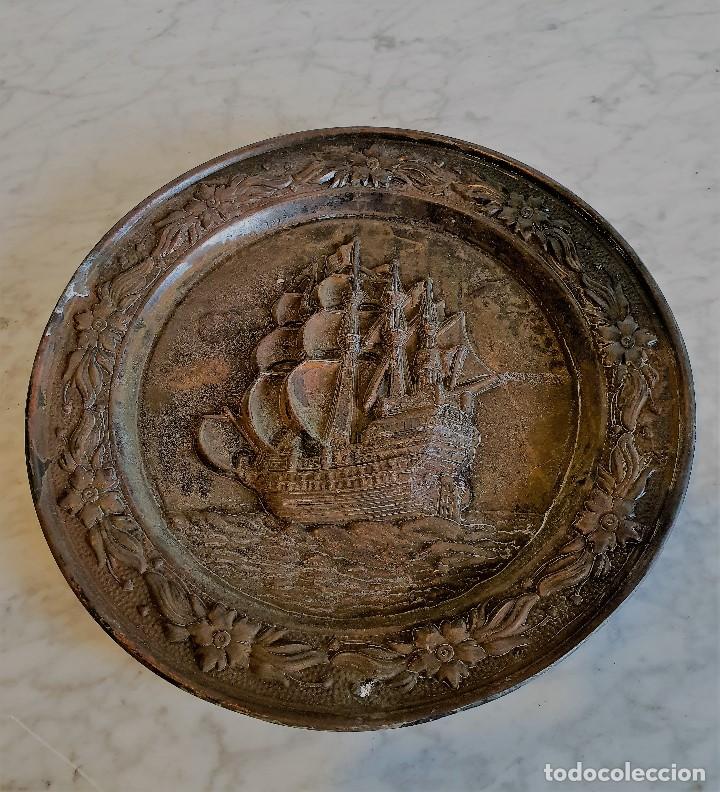 Antig&uuml;edades: PLATO REPUJADO 25 CM - Foto 1
