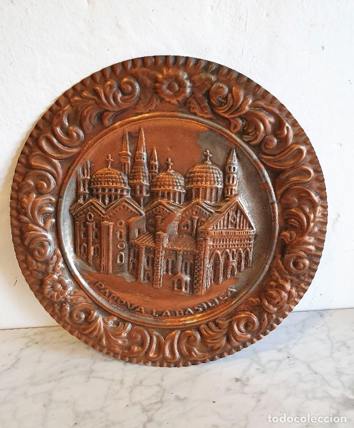 Antig&uuml;edades: PLATO REPUJADO DE COBRE 29CM - Foto 1
