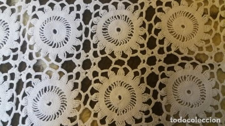 Antig&uuml;edades: Colcha de hilo blanco de ganchillo hecha a mano - Foto 2