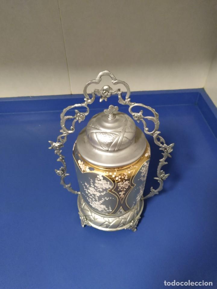 Antig&uuml;edades: Galletero de alpaca y vidrio pintado.