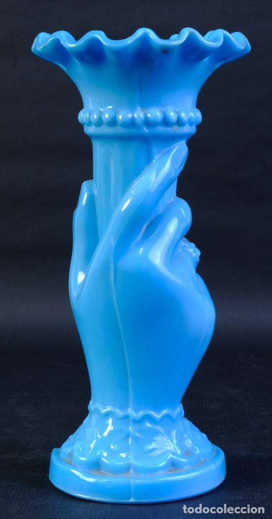 Antig&uuml;edades: Florero en opalina azul siglo XX - Foto 2