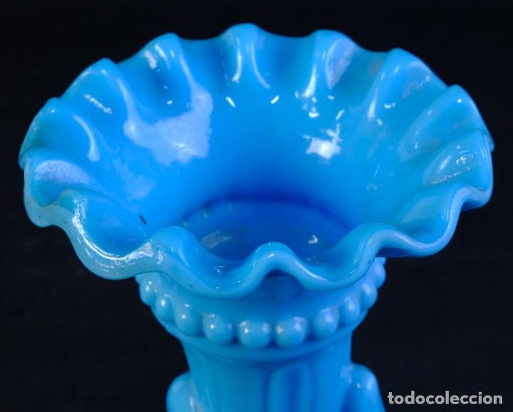 Antig&uuml;edades: Florero en opalina azul siglo XX - Foto 3
