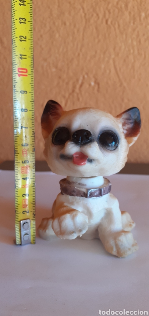 Antig&uuml;edades: FIGURA PERRO QUE MUEVE LA CABEZA CREO QUE DE RESINA