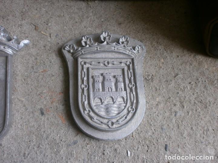 Antig&uuml;edades: Escudo aluminio Heraldica Castilla sobre puente 3 ojos - cadena aluminio medida 20 X 16 cms.