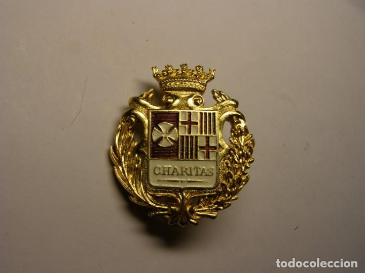 Antig&uuml;edades: Insignia de C&aacute;ritas, Barcelona. - Foto 1