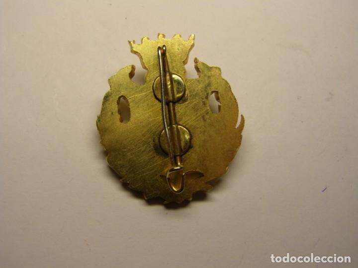 Antig&uuml;edades: Insignia de C&aacute;ritas, Barcelona. - Foto 2