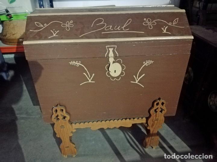 Antig&uuml;edades: BA&Uacute;L ANTIGUO DE MADERA CON SOPORTE. - Foto 2