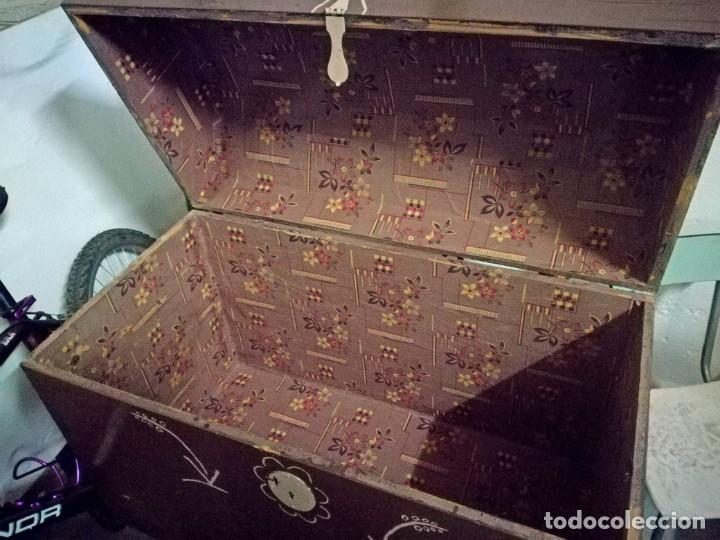 Antig&uuml;edades: BA&Uacute;L ANTIGUO DE MADERA CON SOPORTE. - Foto 3