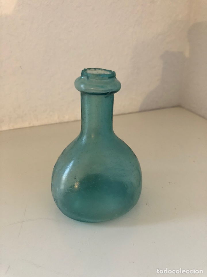 Antig&uuml;edades: Antigua botellita vidrio soplado. Ung&uuml;ento esencia. Figueta