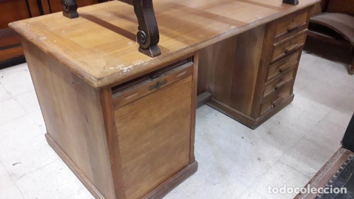 Antig&uuml;edades: Mesa despacho con persina - Foto 1