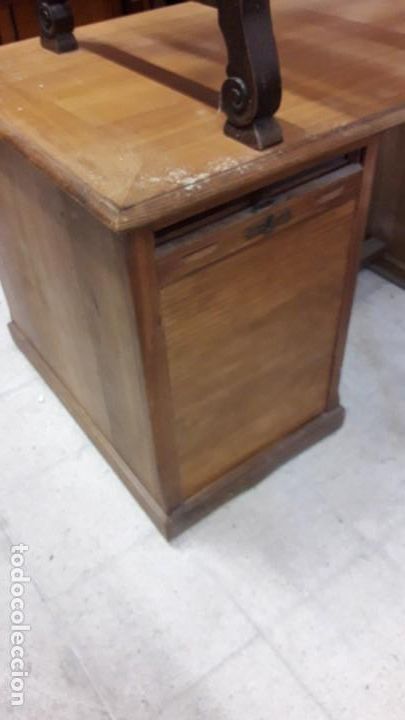 Antig&uuml;edades: Mesa despacho con persina - Foto 2
