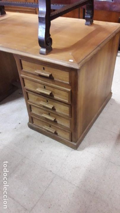 Antig&uuml;edades: Mesa despacho con persina - Foto 3
