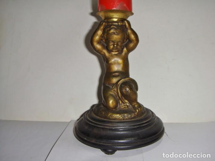 Antig&uuml;edades: Antiguo Candelero de Bronce. Base de madera. - Foto 2