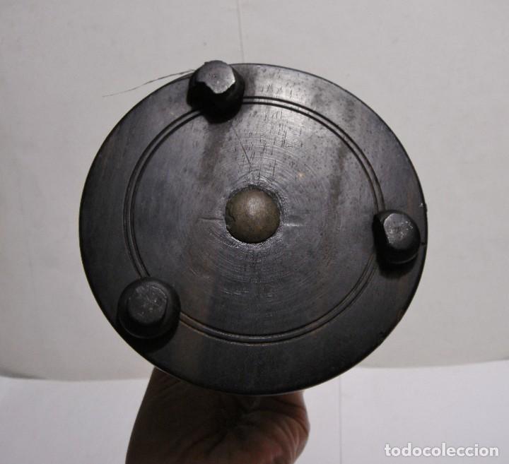 Antig&uuml;edades: Antiguo Candelero de Bronce. Base de madera. - Foto 3