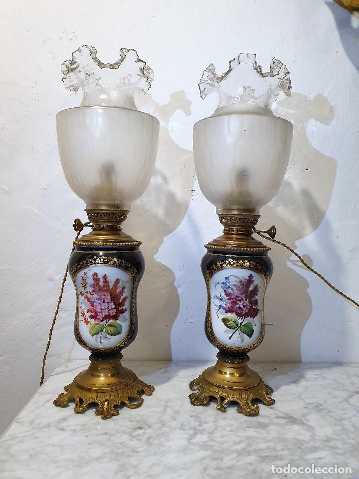 Antig&uuml;edades: PAREJA DE QUINQUES TIPO SEVRES - Foto 1