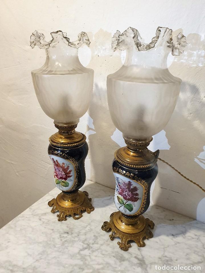 Antig&uuml;edades: PAREJA DE QUINQUES TIPO SEVRES - Foto 2