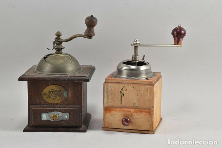Antiguidades: DOS ANTIGUOS MOLINILLOS DE CAF&Eacute;  DE COLECCI&Oacute;N EN MADERA   Y METAL FUNCIONANDO 23x14x12,5 cm
