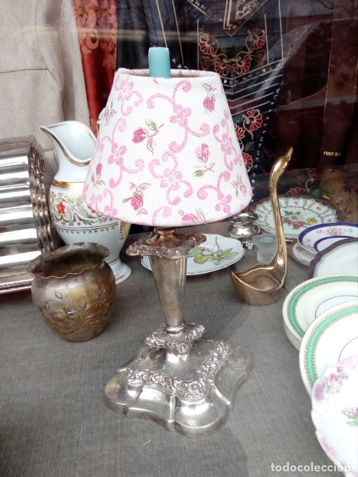 Antig&uuml;edades: Lamparita plateada con pantalla. - Foto 1