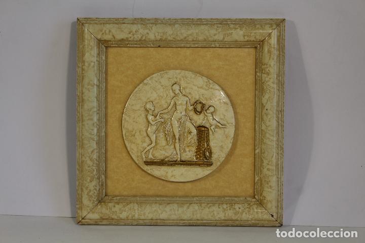 Antig&uuml;edades: cuadro peque&ntilde;o con Escena griega en relieve - 21 x 21 cm