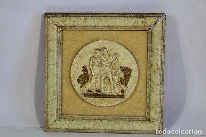 Antig&uuml;edades: cuadro peque&ntilde;o con Escena griega en relieve - 21 x 21 cm