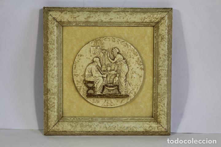 Antiquit&eacute;s: cuadro peque&ntilde;o con Escena griega en relieve - 21 x 21 cm