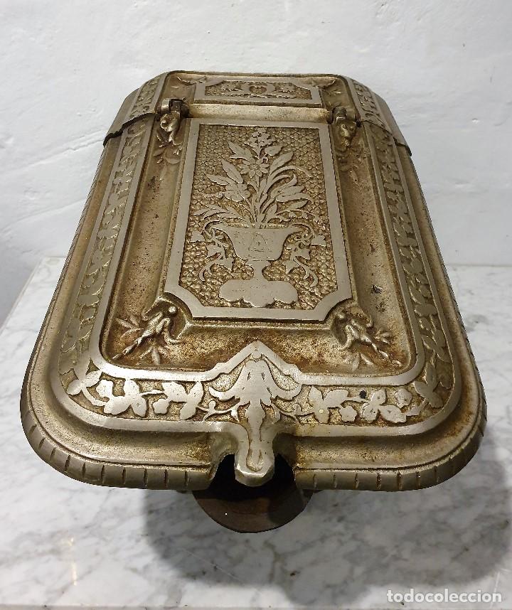 Antig&uuml;edades: ANTIGUA CARBONERA DE BRONCE Y FUNDIDO - Foto 1